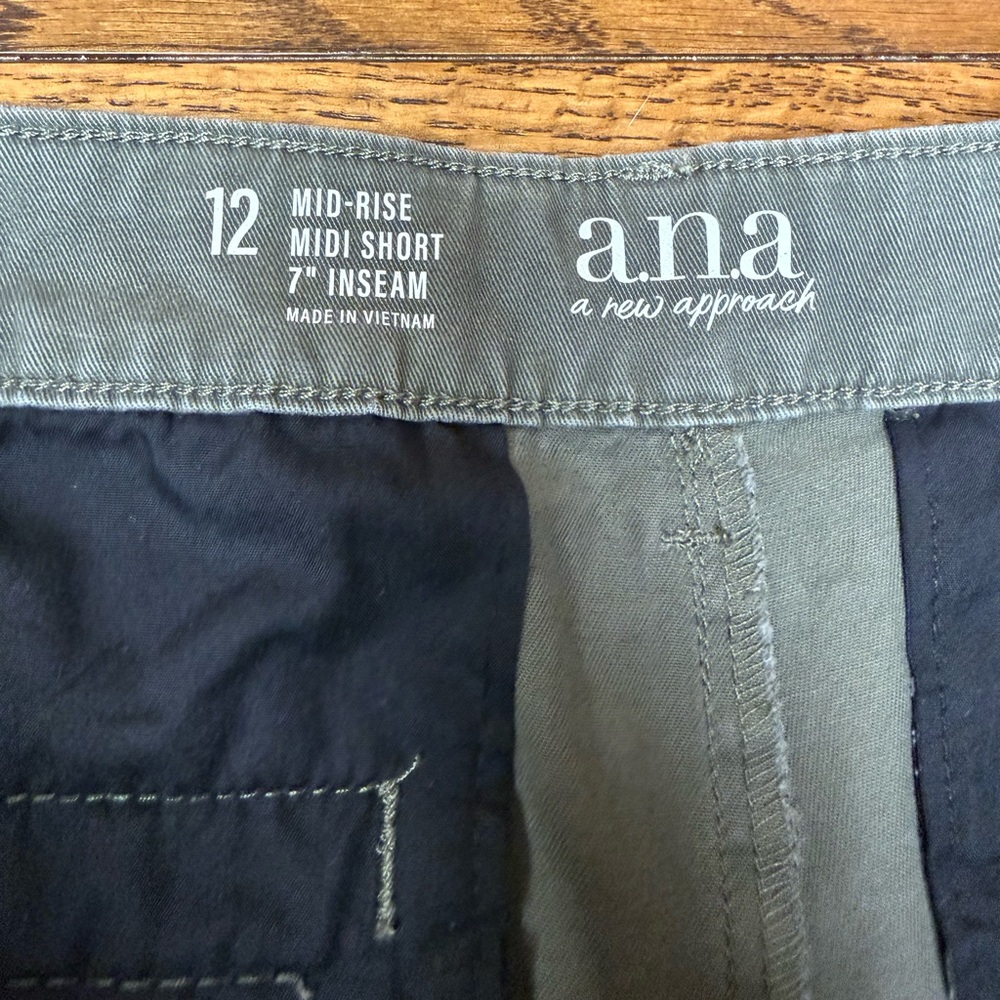 NWT a.n.a Mid-Rise MIDI Short Size 12 - Picture 3 of 4